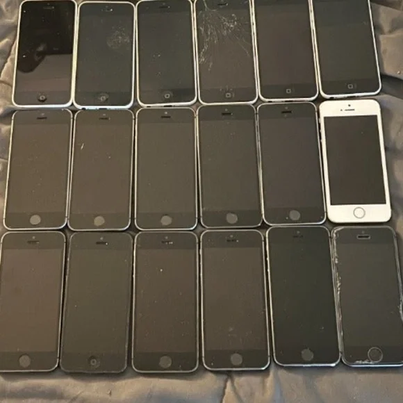 HUGE LOT OF 20 Apple iPhones (For Parts, Untested)